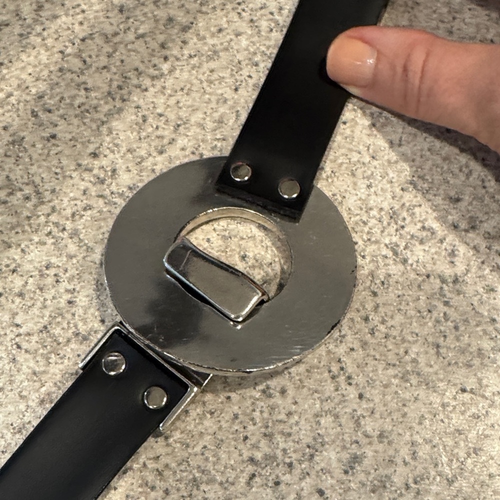 Elegant Black Leather Belt with Silver Buckle - Picture 2 of 6